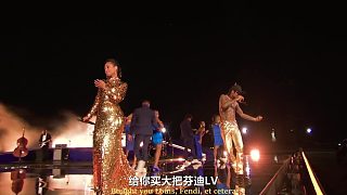 枪姐和 Swae Lee 在自由女神像边表演“La La”以及“Empire State of Mi