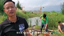 小伙抬来4台抽水机，用了4个小时抽6年未干的巨坑，里面全是大货