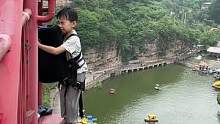 勇敢的小男孩第一次蹦极，只差你一赞！#蹦极 #蹦极阿东