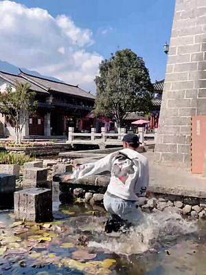 沖過(guò)去的樣子很帥，但落水的樣子真的很狼狽。