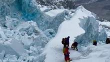 昆布冰川也被称为“恐怖冰川”，在南坡攀登珠峰最危险路段，经常冰崩，我一共走12趟了，每次路线都不是完