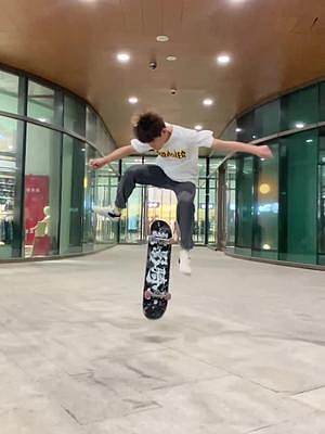 #終影騎士skateboard @終影騎士滑板 @終影騎士滑板客服號(hào)    fs pop shovi