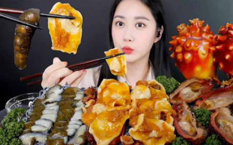 美女生吃内脏