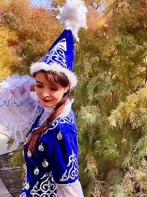 这个秋天很美，有你、有我、有胡杨林！#塔里木胡杨林 #民族风 #哈萨克族