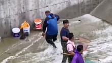 水库涨水了，这群人又来了，晚了你连位置都排不上