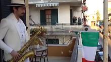 听着听着就哭了！意大利街头艺人在阳台吹萨克斯