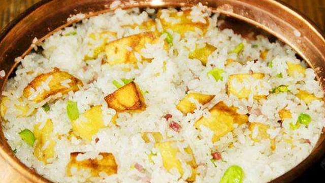 云南特色美食铜锅洋芋饭,15元1份,有肉有汤,凉菜任吃