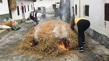 你们知道这是在做什么吗？农村妈妈用稻草围起来煮到天黑，真复杂