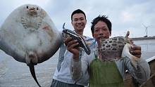 烽雄组合出海放粘网，抓到大货连夜送到鱼市去卖，阿烽直呼亏大了
