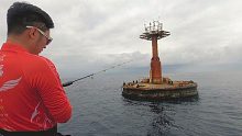 台湾海峡航标处作钓，可以清楚地看见海面有成群的鱼在游动