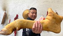 7斤大牛蹄这样吃才叫爽，一人啃一个，真过瘾