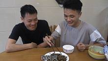 两个小伙挑战吃生虾，刚开始吃了两口就遭不住了，味道真的很奇葩