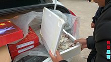 年关将近，浙江老板开着轿车卖海鲜，黑哥打开全是好货