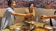 二妹进城明天启程浙江打工，翠花请客吃烤鱼，大家举杯畅饮欢乐多