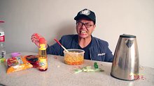 小伙作死吃辣根泡面，辣的嗷嗷直叫