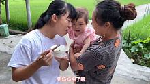 玥玥回来了，婆婆和弟妹抢着抱，宝宝太黏妈妈婶婶想多抱会都不肯
