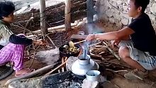 实拍尼泊尔山区农民生活做饭，难得吃上一顿猪肉，配着炒锅煮的饭吃真香！