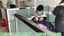 小女儿牙齿要换药，一家人骑摩托车去诊所，孩子看到牙医就害怕