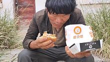 流浪汉第一次吃汉堡，觉得比包子好吃，一气能吃10个，真是大神