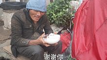 农村流浪汉一大碗米饭就着辣椒吃，吃得一点不剩，应该是饿坏了吧