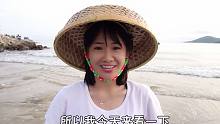 赶海小妹妹力气真大，退潮后石滩被她翻个遍，螃蟹终于藏不住了