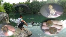 小伙百年拱桥下潜水抓鱼，意外捞出“镇桥兽”，一看慌忙放回原位