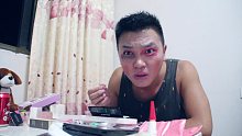 作死挑战自己化妆，小伙画的像鬼一样