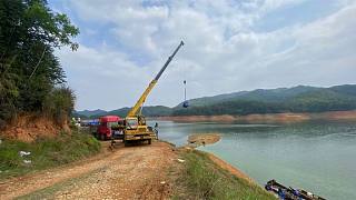 发生在江西赣州一水库的真人真事，连大型吊机都用上了，赶紧看看