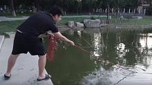 用强磁到大运河森林公园打捞一下，看看小伙捞到了什么