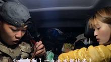 一对情侣自驾旅行为省钱在海拔4600米的高原上煮饭吃，这太艰苦了