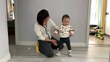 24岁当妈操碎心，宝宝刚学会走路担心她O型腿，赶紧去趟医院
