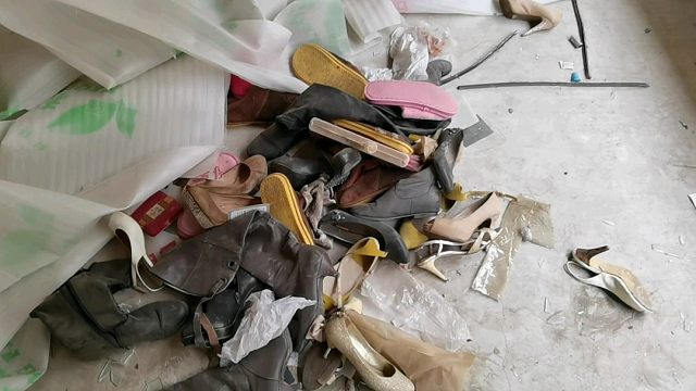 探秘拆迁房在房间内发现大量遗留的女士高跟鞋,看看还发现了什么物品?