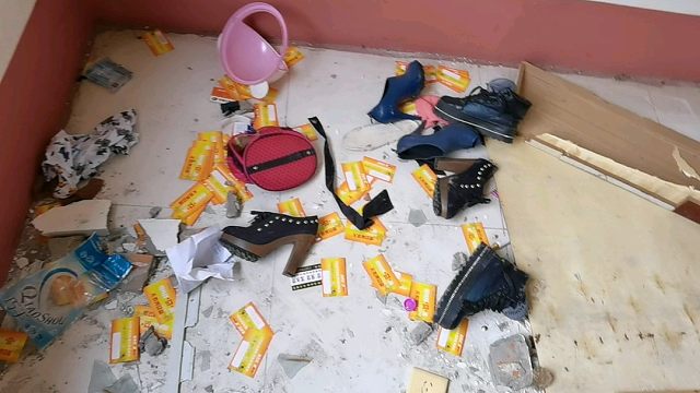 探秘被拆迁的婚房,房间里面发现大量遗留的高跟鞋和各种短裙丝袜,看看