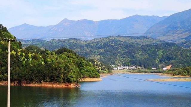 浏阳龙伏镇志愿者开展捞刀河沿岸5公里清扫活动