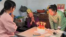 奶奶77岁大寿，婷婷和妈妈匆忙赶回家，俩孙女陪奶奶吹蜡烛，幸福