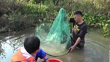 阿琪这样用大抄网抓鱼太牛了，看到这收获阿勋乐坏了，看着都过瘾