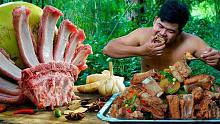 原始森林里，用椰子水炖排骨，一口一根真过瘾
