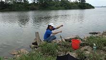 打工妹周末东江钓鱼，鱼儿接二连三的咬钩，甩竿甩得手软，真过瘾