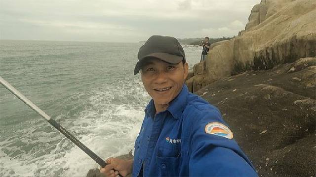阿文赶海钓鱼找到绝佳位置,站在礁石悬崖上钓鱼,上的全都是大货