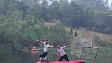 @浪里阿飞 说又是个大工程，把方的大铁笼和圆的大铁笼 吊河里看哪个进的鱼比较多！#m仔的乡村生活 #