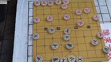 第一步就白送卒，孙浩宇被老头批评：下象棋不讲棋理，真不可理喻