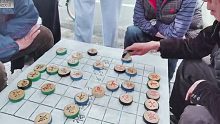 象棋大师孙浩宇街边求败，老人的一番话，让他惭愧的低下了头