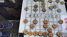 老棋王街头摆棋摊，孙浩宇去砸场子，神秘人路见不平挺身而出