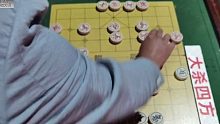 孙浩宇：这回在街边遇见象棋高人了，老棋王龙行虎步，绝对真功夫