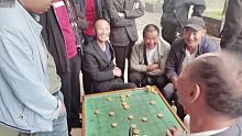 街边老头训斥象棋大师孙浩宇：棋高一招，泰山压顶，不服高人有罪