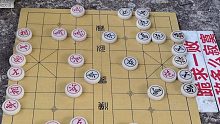 大叔蔑视乔装打扮的孙浩宇，却没想他是象棋大师，这下精彩了