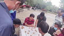 大爷捡到象棋秘籍功力大增，孙浩宇大师怕了：情况不妙，收摊逃跑
