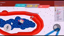 贪吃蛇大作战：25万米的贪吃蛇能把40万米的蛇王包围，他撑不住了