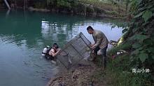 捕鱼陷阱放深潭里20天，今天去打捞提起一看，这收获太喜人了