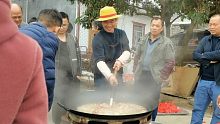 村里聚餐草帽小子做菜，每年这时间全村都聚在一起，吃饭聊聊家常